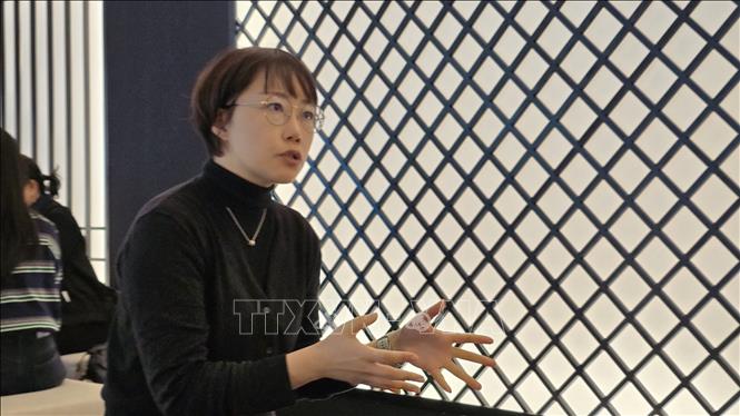 Bà Park Gye-jin (CEO Jeju Basalt) giới thiệu về Jeju Basalt với phóng viên. Ảnh: Đức Thắng - P/v TTXVN tại Hàn Quốc