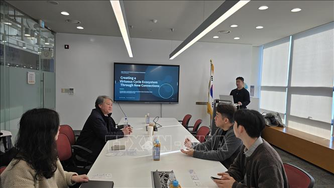 Đại diện Jeju Center for Creative Economy & Innovation (Jeju CCEI) giới thiệu hoạt động của Trung tâm. Ảnh: Đức Thắng - P/v TTXVN tại Hàn Quốc