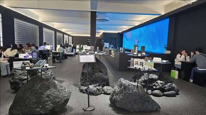Cửa hàng của Jeju Basalt, thương hiệu ẩm thực đã định vị hình ảnh đảo Jeju thông qua các sản phẩm lấy cảm hứng từ đá núi lửa. Ảnh: Đức Thắng - P/v TTXVN tại Hàn Quốc
