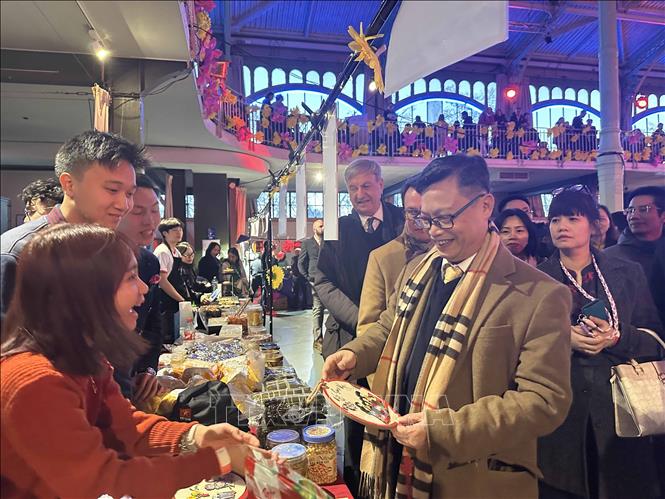 Đại sứ Trịnh Đức Hải tới tham dự sự kiện và chúc mừng, động viên cộng đồng người Việt nhân dịp Tết cổ truyền Bính Ngọ 2026. Ảnh: Ngọc Hiệp - P/v TTXVN tại Pháp