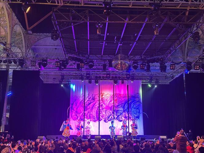 Đoàn nghệ thuật Thành phố Hồ Chí Minh đã mang tới những tiết mục văn nghệ đặc sắc, đậm đà bản sắc dân tộc, làm không khí đón tết càng trở nên ấm áp, thỏa nỗi lòng của những người Việt xa quê hương. Ảnh: Ngọc Hiệp - P/v TTXVN tại Pháp 