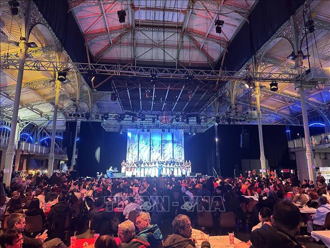 Hợp ca Quê hương đã mang đến chuỗi tiết mục hợp xướng với nhiều cảm xúc hân hoan ngày tết. Ảnh: Ngọc Hiệp - P/v TTXVN tại Pháp 