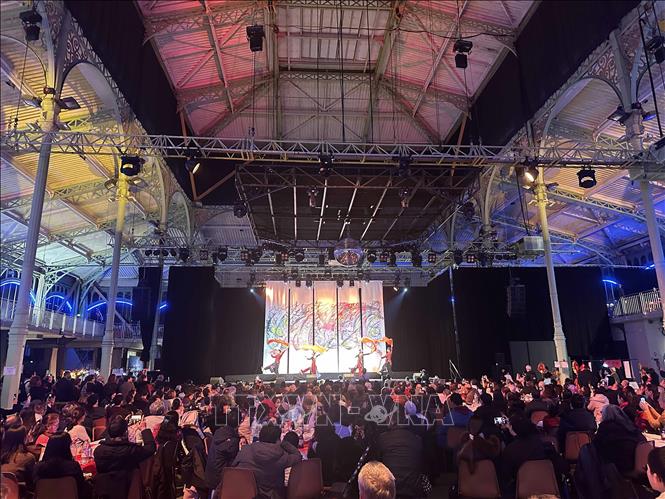 Không gian Chợ Tết Pavillon Baltard 2026 được bao trùm bởi tình yêu thương, sự gắn bó đoàn kết của những người Việt xa tổ quốc. Ảnh: Ngọc Hiệp - P/v TTXVN tại Pháp 