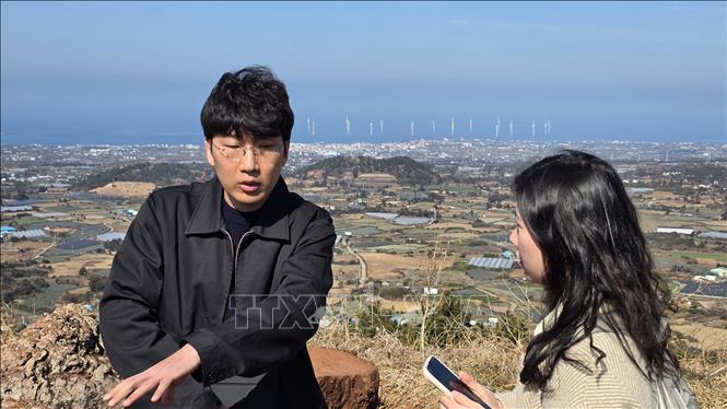 CEO Park Jae-hong của Code of Nature trả lời các câu hỏi của phóng viên nước ngoài đến từ Việt Nam, Trung Quốc và Nga. Ảnh: Đức Thắng - P/v TTXVN tại Hàn Quốc