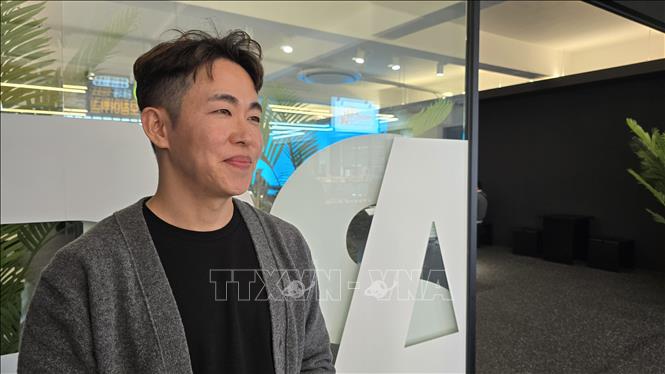 Ông Kim Min Su, Phát ngôn viên truyền thông nước ngoài/ Bộ Doanh nghiệp vừa - nhỏ và Khởi nghiệp Hàn Quốc (MSS) trả lời phỏng vấn phóng viên TTXVN. Ảnh: Đức Thắng - P/v TTXVN tại Hàn Quốc