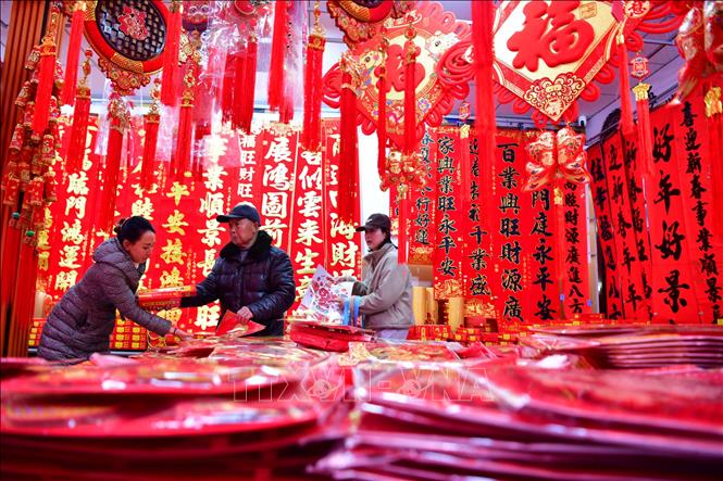 Người dân chọn mua đồ trang trí Tết tại tỉnh Chiết Giang, Trung Quốc. Ảnh: THX/TTXVN