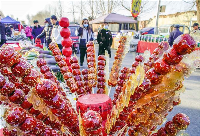 Người dân chọn mua đồ trang trí Tết tại Bắc Kinh, Trung Quốc. Ảnh: THX/TTXVN