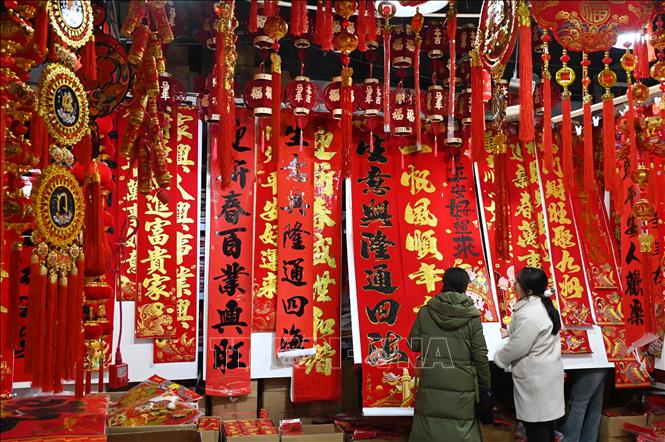 Người dân chọn mua đồ trang trí Tết tại tỉnh Hà Nam, Trung Quốc. Ảnh: THX/TTXVN