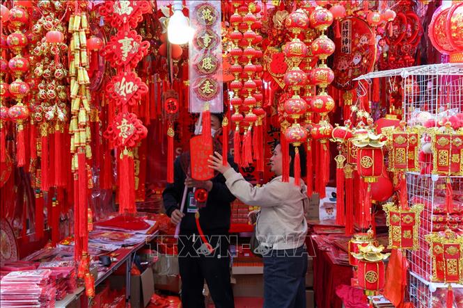 Đồ trang trí Tết được bày bán tại tỉnh Quảng Đông, Trung Quốc. Ảnh: THX/TTXVN