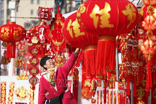 Đồ trang trí Tết được bày bán tại tỉnh Sơn Đông, Trung Quốc. Ảnh: THX/TTXVN