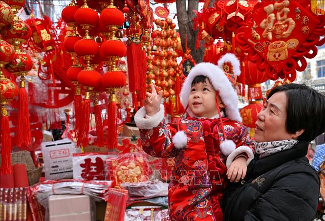 Người dân chọn mua đồ trang trí Tết tại tỉnh Hà Nam, Trung Quốc. Ảnh: THX/TTXVN