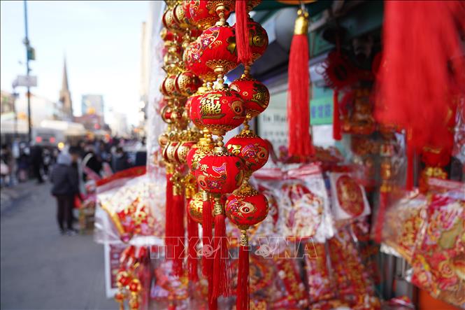 Đồ trang trí Tết được bày bán tại New York, Mỹ. Ảnh: THX/TTXVN