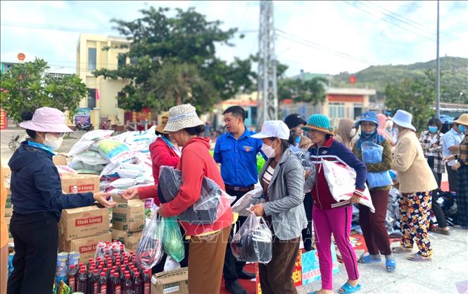 Những gian hàng tại Chợ phiên Cù Lao Xanh đã góp phần cung cấp kịp thời nhu yếu phẩm cho người dân xã đảo Nhơn Châu đón Tết. Ảnh: Quang Thái- TTXVN