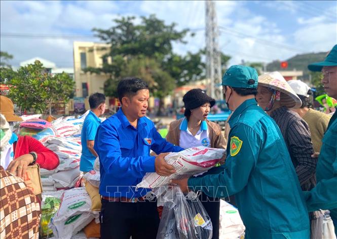 Những gian hàng tại Chợ phiên Cù Lao Xanh đã góp phần cung cấp kịp thời nhu yếu phẩm cho người dân xã đảo Nhơn Châu đón Tết. Ảnh: Quang Thái- TTXVN