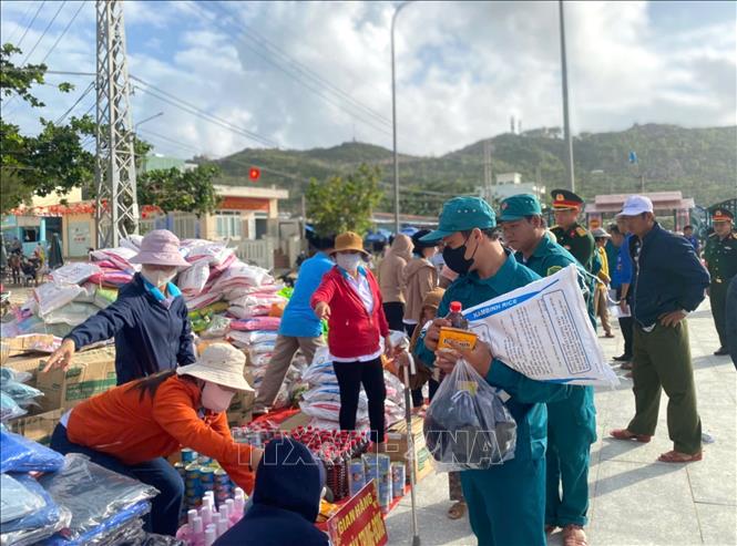 Những gian hàng tại Chợ phiên Cù Lao Xanh đã góp phần cung cấp kịp thời nhu yếu phẩm cho người dân xã đảo Nhơn Châu đón Tết. Ảnh: Quang Thái- TTXVN