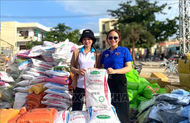 Những gian hàng tại Chợ phiên Cù Lao Xanh đã góp phần cung cấp kịp thời nhu yếu phẩm cho người dân xã đảo Nhơn Châu đón Tết. Ảnh: Quang Thái- TTXVN