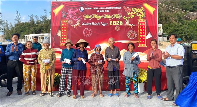 Tặng quà tết cho các hộ dân trên xã đảo Nhơn Châu. Ảnh: Quang Thái- TTXVN