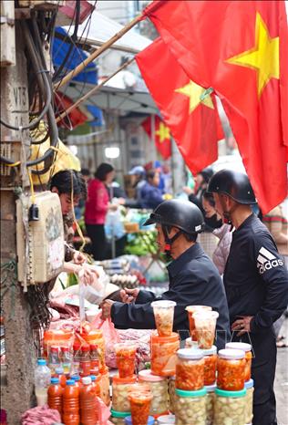 Người dân đi chợ truyền thống, chợ dân sinh để mua sắm Tết. Ảnh: Thanh Tùng - TTXVN