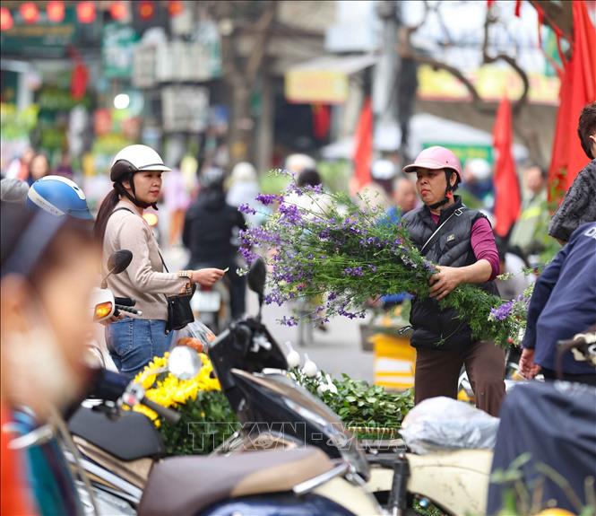 Không khí mua bán nhộn nhịp tại chợ Vĩnh Tuy, phường Vĩnh Tuy (Hà Nội). Ảnh: Thanh Tùng - TTXVN