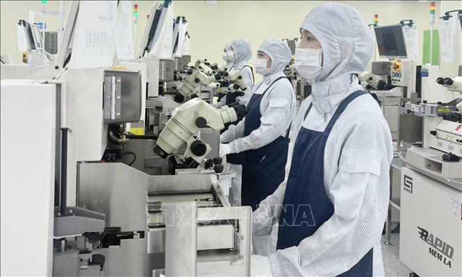 Dây chuyền sản xuất của Công ty TNHH Hana Micron Vina - một trong những công ty có đông lao động làm việc xuyên Tết. Ảnh: Đồng Thúy- TTXVN