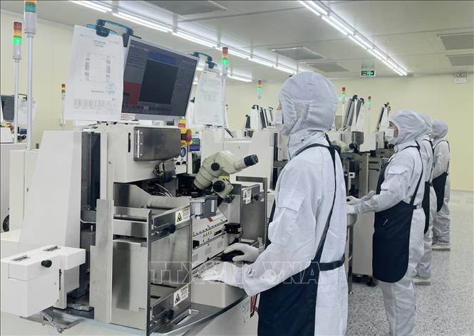 Dây chuyền sản xuất của Công ty TNHH Hana Micron Vina - một trong những công ty có đông lao động làm việc xuyên Tết. Ảnh: Đồng Thúy- TTXVN