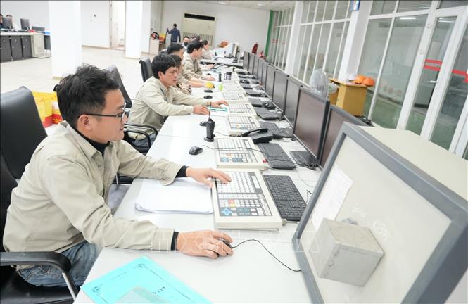 Công ty cổ phần Phân đạm và Hóa chất Hà Bắc bố trí lao động làm việc xuyên Tết nhằm duy trì sản xuất. Ảnh: Đồng Thúy- TTXVN