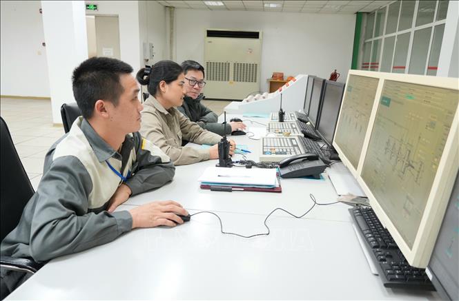 Công ty cổ phần Phân đạm và Hóa chất Hà Bắc bố trí lao động làm việc xuyên Tết nhằm duy trì sản xuất. Ảnh: Đồng Thúy- TTXVN