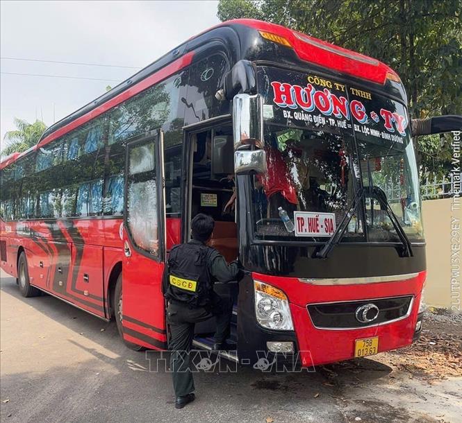 Cảnh sát dừng xe kiểm tra xe khách nhồi nhét khách. Ảnh: TTXVN phát.