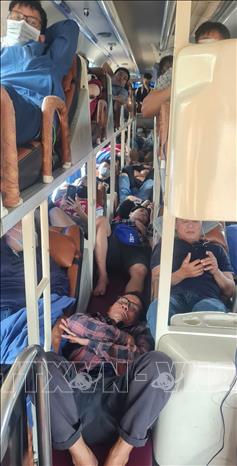 Cảnh sát dừng xe kiểm tra xe khách nhồi nhét khách. Ảnh: TTXVN phát.