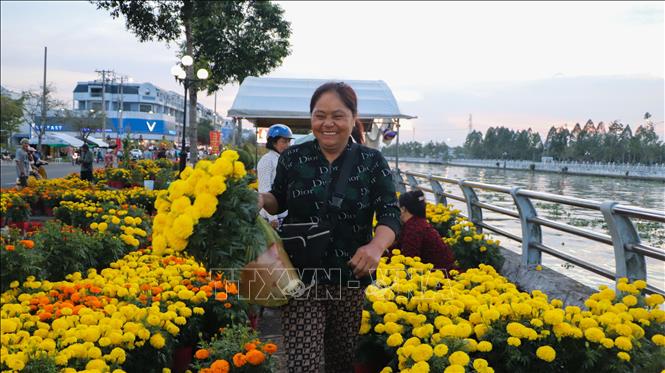 Tiểu thương chuẩn bị chuyển hoa đến khách hàng. Ảnh: Hồng Thái - TTXVN