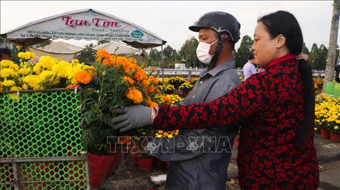  Tiểu thương chuẩn bị chuyển hoa đến khách hàng. Ảnh: Hồng Thái - TTXVN