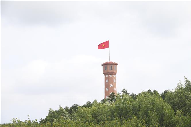 Cột cờ thiêng liêng ở cực Nam Tổ quốc tại xã Đất Mũi. Ảnh: Tuấn Phi - TTXVN