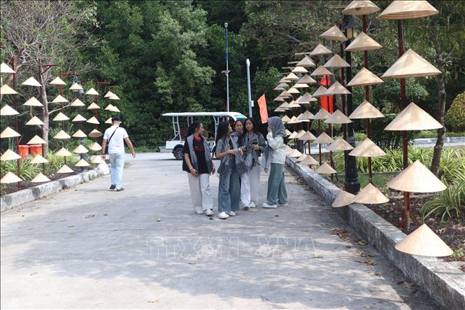 Du khách đến tham quan Khu du lịch Đất Mũi trong dịp Tết. Ảnh: Tuấn Phi - TTXVN