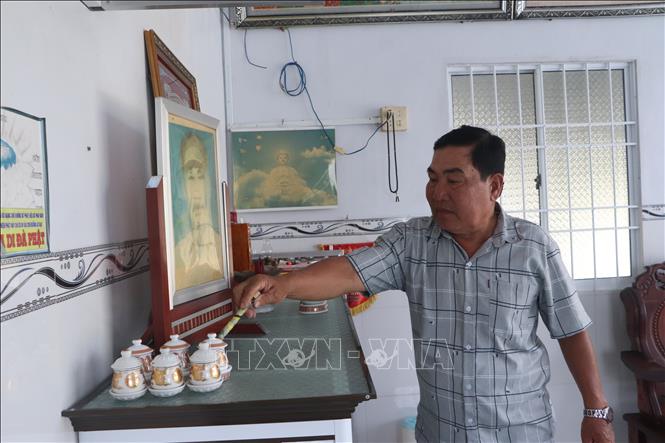 Người dấn ấp Cồn Mũi xã Đất Mũi trang hoàn nhà cửa đón Tết. Ảnh: Tuấn Phi - TTXVN