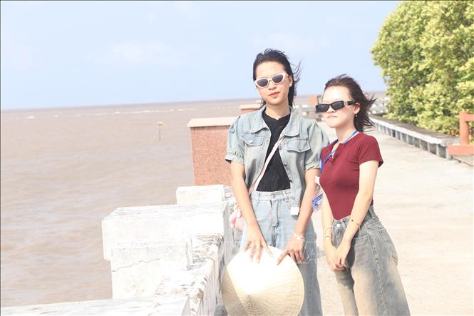 Du khách đến tham quan Khu du lịch Đất Mũi trong dịp Tết. Ảnh: Tuấn Phi - TTXVN