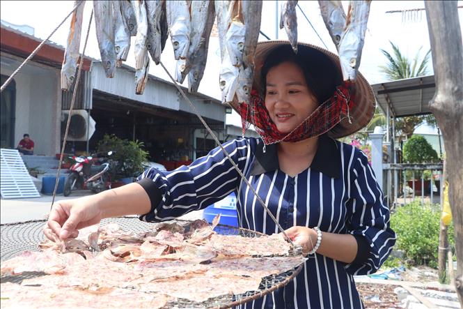Người dân Đất Mũi phơi những mẻ cá khô đón Tết. Ảnh: Tuấn Phi - TTXVN