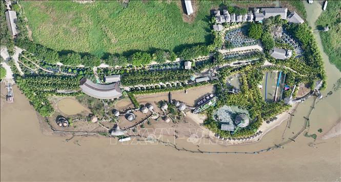 Khu tham quan gỗ lũa trên Cồn Én (xã Cù Lao Giêng, tỉnh An Giang) nổi bật giữa dòng sông Tiền hiền hòa. Ảnh: Thanh Sang-TTXVN
