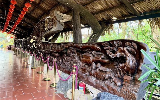 Bức tranh gỗ lũa khổng lồ dài gần 25 m, nặng khoảng 20 tấn, được xem là một trong những tác phẩm công phu bậc nhất Việt Nam. Ảnh: Thanh Sang-TTXVN