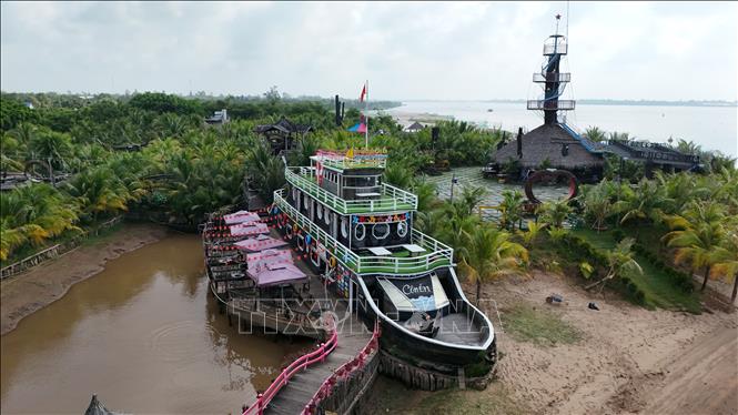 Các tiểu cảnh ven sông được tạo dựng từ gỗ lũa tự nhiên, mang đến không gian mộc mạc, hòa quyện cùng cảnh quan sông nước miền Tây. Ảnh: Thanh Sang-TTXVN