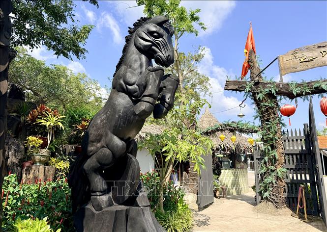 Linh vật ngựa được chạm khắc từ gỗ lũa. Ảnh: Thanh Sang-TTXVN