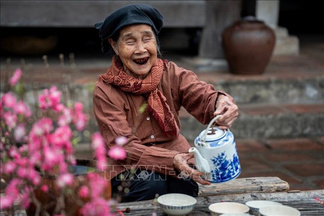 Niềm vui của người lớn tuổi mỗi dịp Tết đến Xuân về. Ảnh: Khánh Hoà - TTXVN