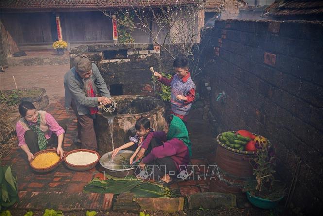 Các thế hệ trong gia đình cùng chuẩn bị đón Tết. Ảnh: Khánh Hoà - TTXVN