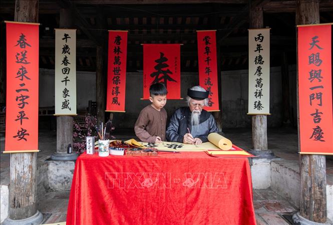 Thầy đồ cho chữ đầu năm. Ảnh: Khánh Hoà - TTXVN
