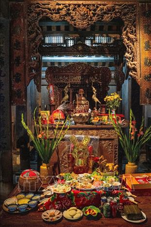 Mâm cỗ cúng giao thừa luôn được người Việt chuẩn bị đầy đủ cẩn thận và chu đáo nhất trong năm. Ảnh: Khánh Hoà - TTXVN