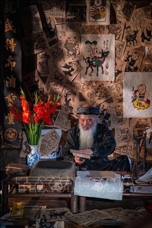 Tranh dân gian Đông Hồ là dòng tranh khắc gỗ truyền thống từ làng Đông Hồ, Bắc Ninh, vốn nổi tiếng là dòng tranh Tết. Mỗi bức tranh không chỉ là một tác phẩm nghệ thuật mà còn chứa đựng lời chúc may mắn, sung túc và ước nguyện cho một năm mới tốt lành. Ảnh: Khánh Hoà - TTXVN