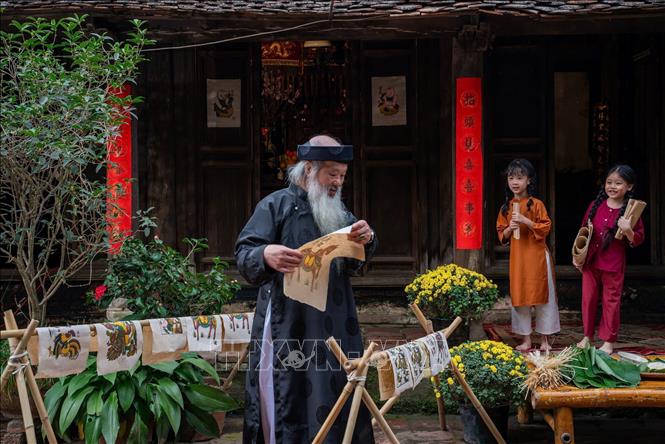 Tranh dân gian Đông Hồ là dòng tranh khắc gỗ truyền thống từ làng Đông Hồ, Bắc Ninh, vốn nổi tiếng là dòng tranh Tết. Mỗi bức tranh không chỉ là một tác phẩm nghệ thuật mà còn chứa đựng lời chúc may mắn, sung túc và ước nguyện cho một năm mới tốt lành. Ảnh: Khánh Hoà - TTXVN