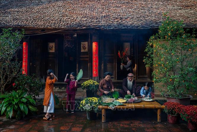 Hiên nhà cổ trở thành nơi sum họp, gắn kết tình thân trong những ngày Tết. Ảnh: Khánh Hoà - TTXVN