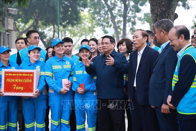 Thủ tướng Phạm Minh Chính thăm, chúc Tết và giao nhiệm vụ cho công nhân vệ sinh môi trường Hà Nội. Ảnh: Dương Giang-TTXVN 