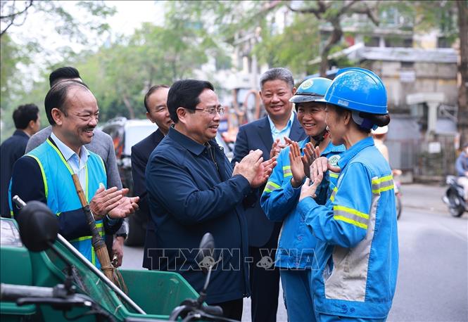 Thủ tướng Phạm Minh Chính thăm, chúc Tết công nhân đang thu gom, vận chuyển, xử lý rác thải khu vực Yên Thế - Nguyễn Thái Học. Ảnh: Dương Giang-TTXVN 
