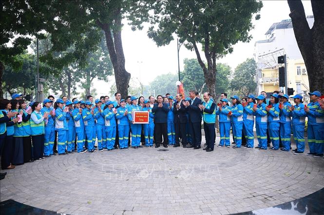 Thủ tướng Phạm Minh Chính thăm, chúc Tết công nhân vệ sinh môi trường Hà Nội. Ảnh: Dương Giang-TTXVN
